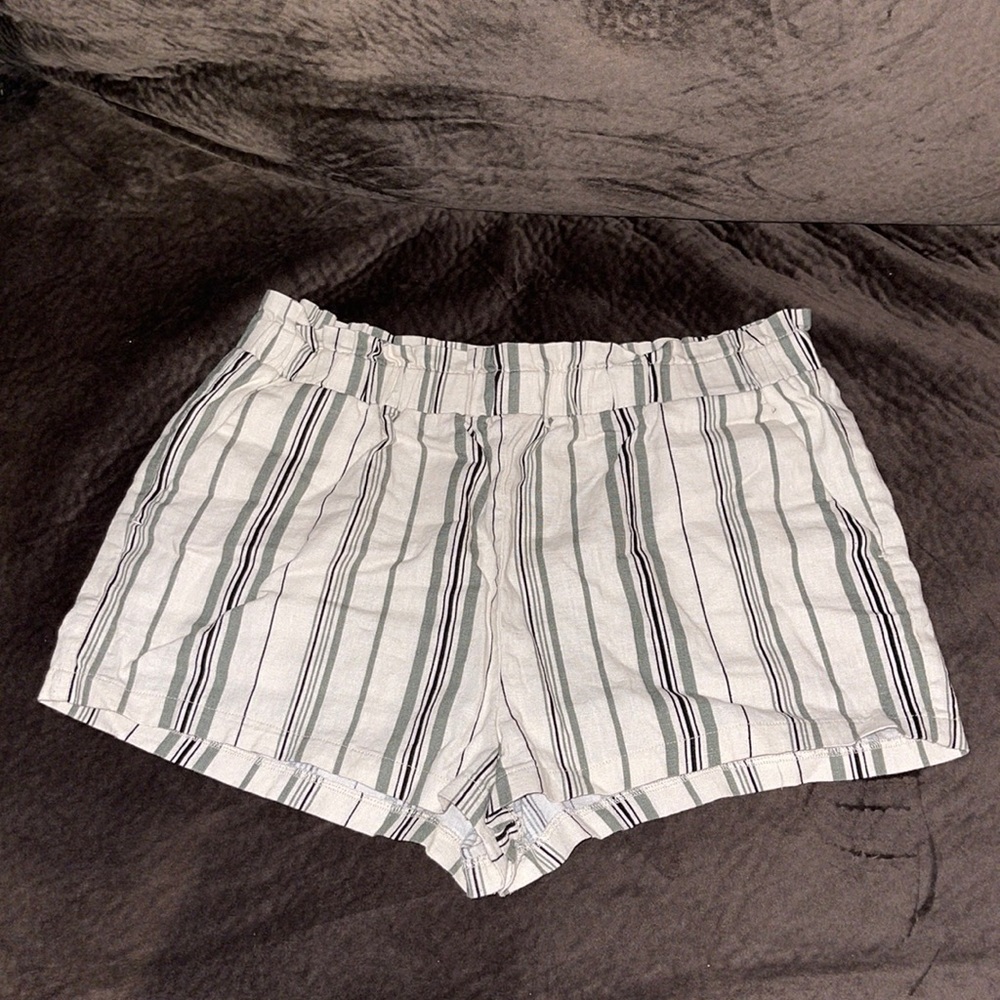SIZE LARGE STRIPED SHORTS
